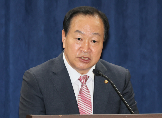 지난 5월15일 한기호 국회 국방위원장(국민의힘 국회의원·강원 춘천을·3선)이 국회에서 열린 국방과학기술 활용과 방위산업 혁신생태계 구축방안 정책세미나에서 축사하고 있다.<연합뉴스>